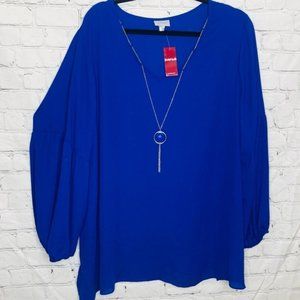 Avenue blue blouse with puff sleeve and necklace